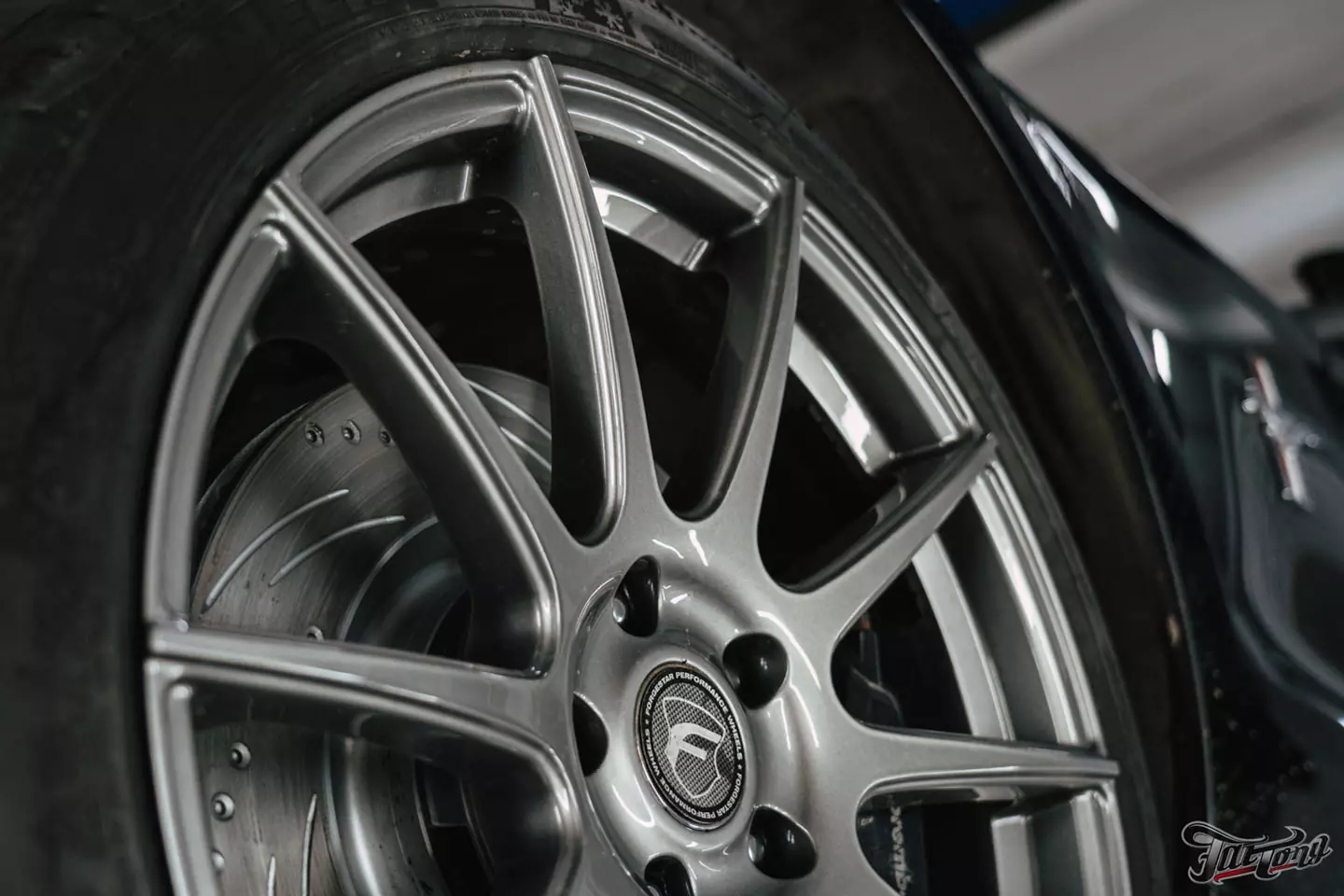 Техническое обслуживание Ford Mustang, установка усиленной тормозной системы, окрас и керамика дисков